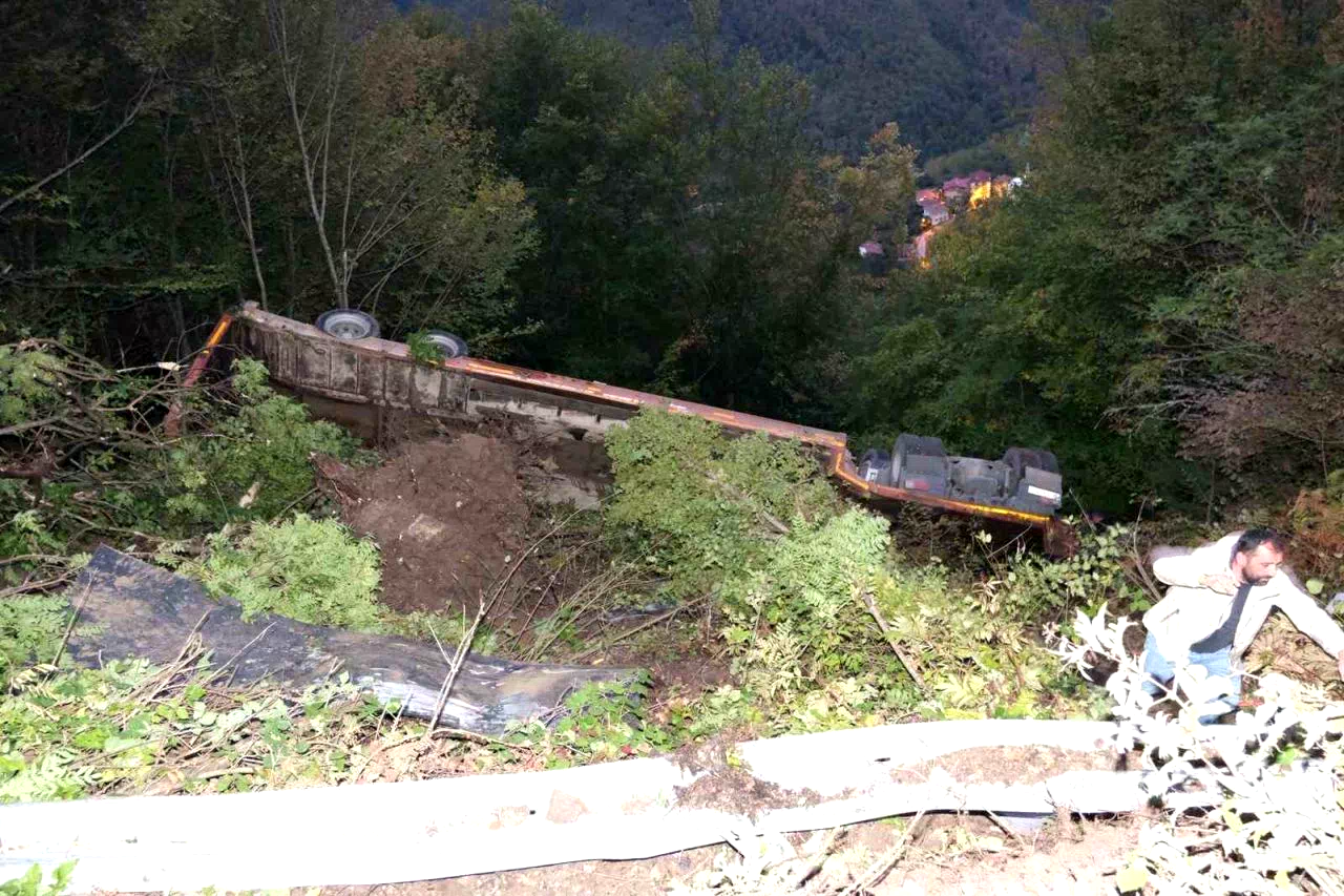 Kastamonu’da iş makinesi yüklü tır şarampole devrildi: 1 yaralı