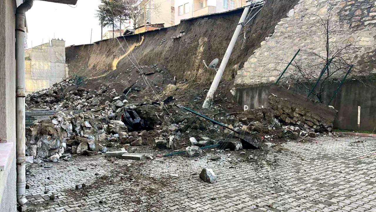 Kastamonu’da istinat duvarı çöktü, 7 araç zarar gördü