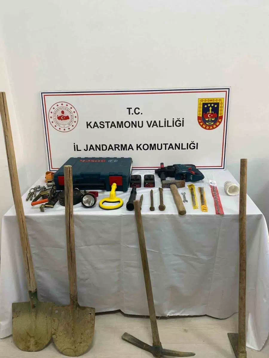 Kastamonu’da izinsiz kazı yapan şahıslara jandarmadan suçüstü