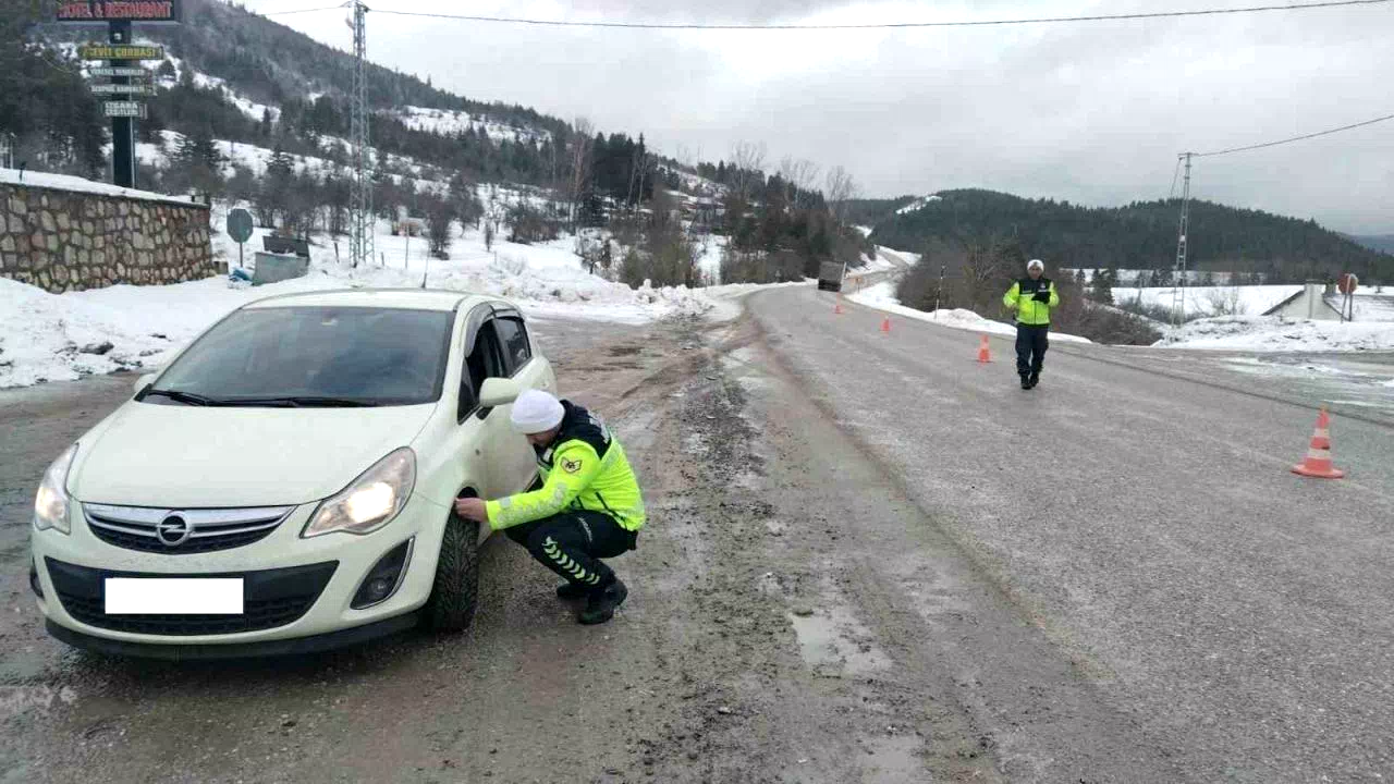 Kastamonu’da jandarma ekipleri kış lastiği denetimlerini sıklaştırdı