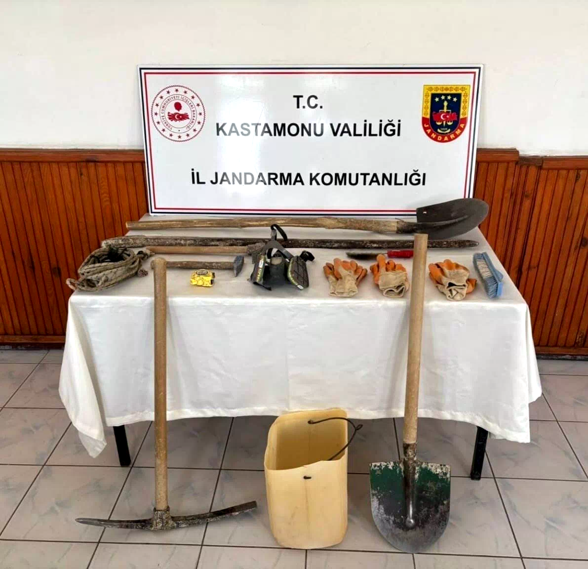Kastamonu’da kaçak kazı yaparken yakalanan 3 kişi yakalandı