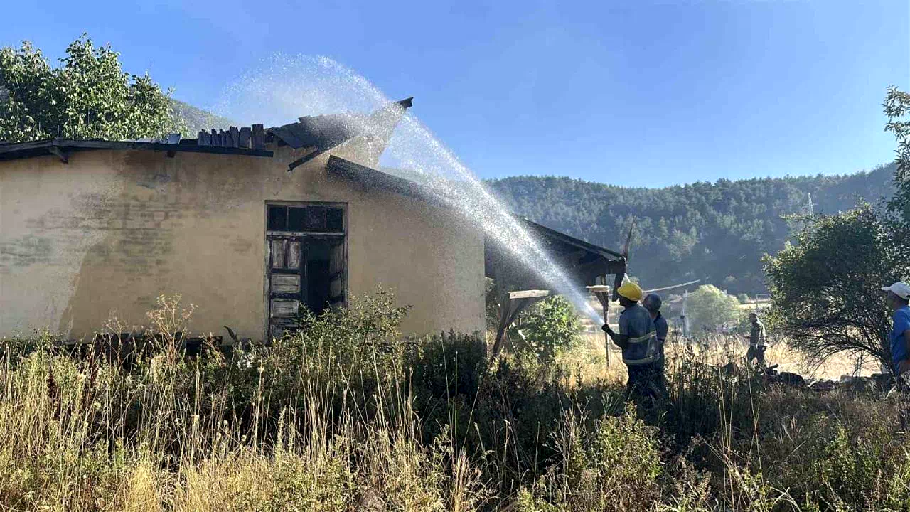 Kastamonu’da korkutan yangın: Samanlık, odunluk ve 30 dönüm arazi yandı