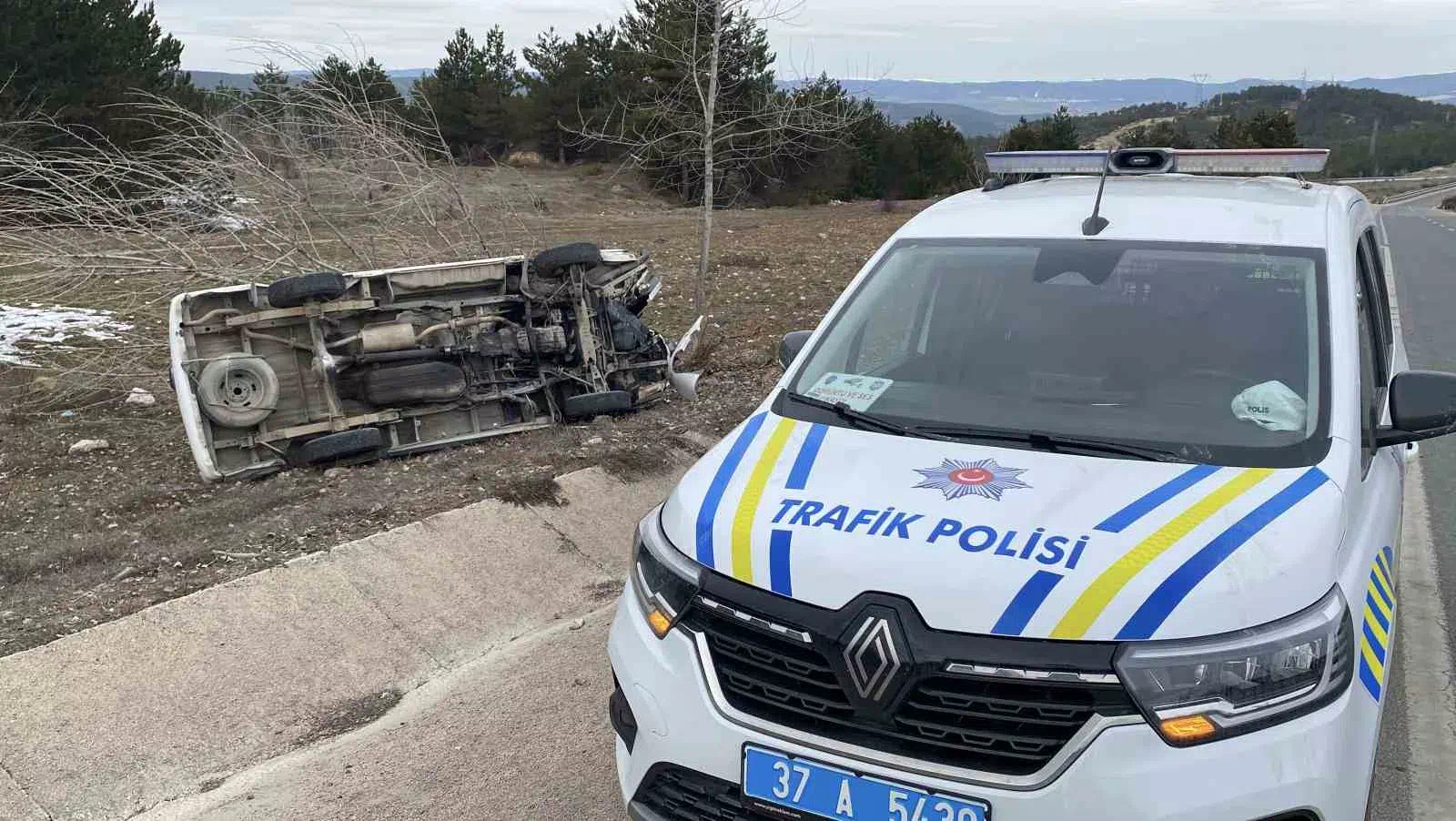Kastamonu’da Minibüs Şarampole Devrildi: 3 Yaralı