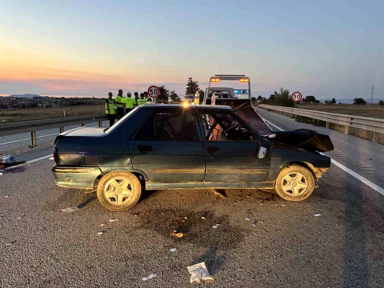 Kastamonu’da otomobil bariyerlere çarptı: 2’si ağır 5 yaralı