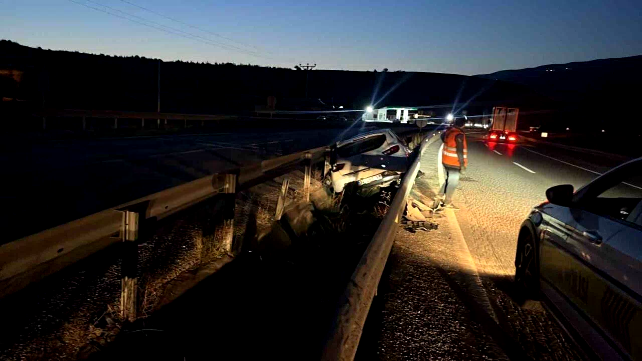 Kastamonu’da otomobil bariyerlere çarptı: 3 yaralı