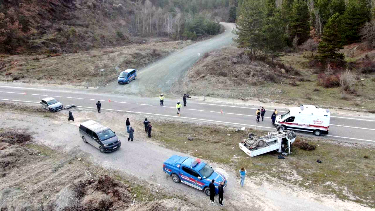 Kastamonu’da otomobil ile çarpışan kamyonet ters döndü: 1 ölü, 1 yaralı