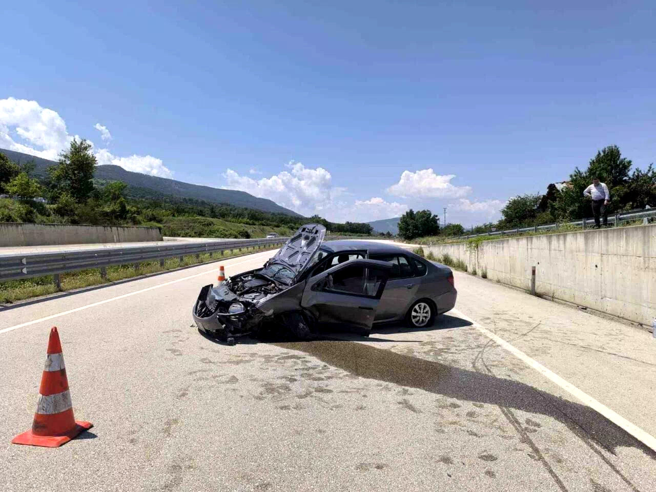 Kastamonu’da otomobil istinat duvarına çarptı: 2 yaralı
