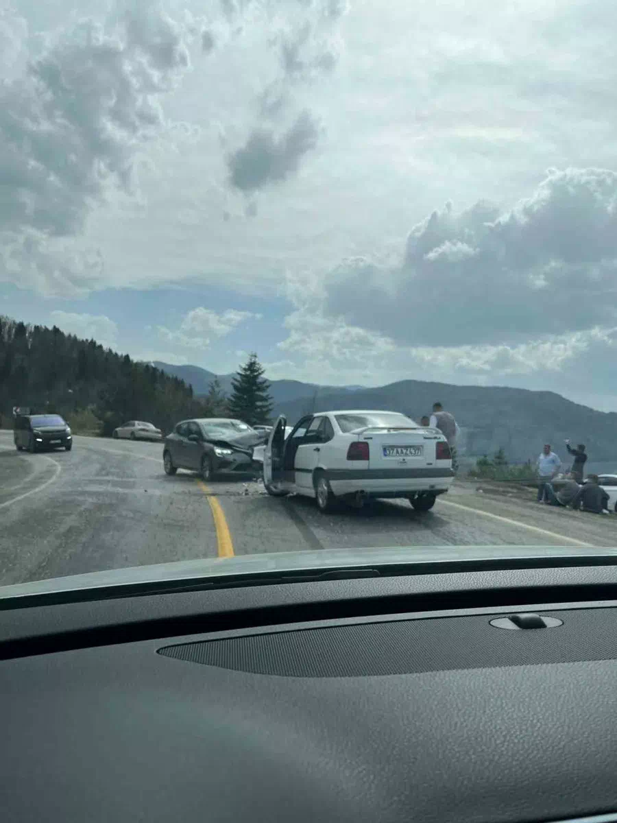 Kastamonu’da Otomobillerin Kafa Kafaya Çarpıştığı Kazada 3 Yaralı