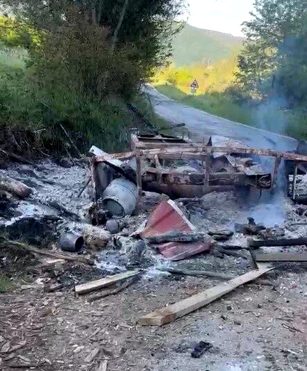 Kastamonu’da park halindeki karavan ile iş makinesi yandı