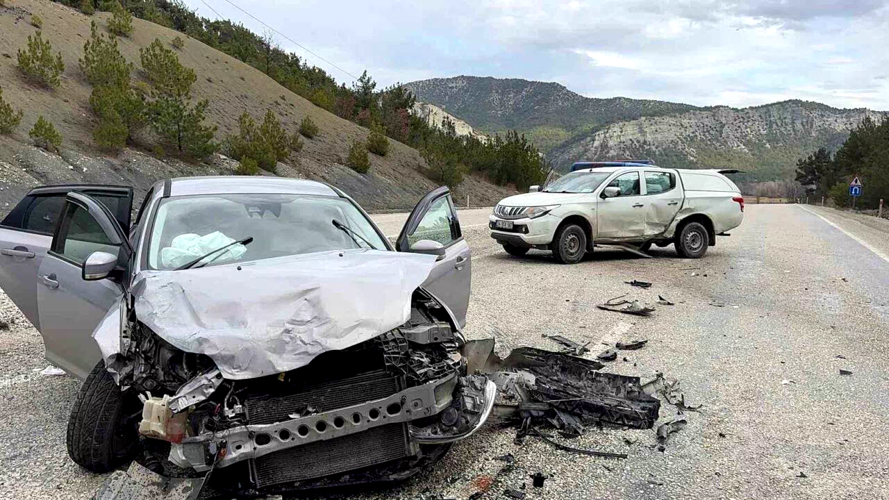 Kastamonu’da pikap ile otomobil çarpıştı: Eski belediye başkanı yaralandı