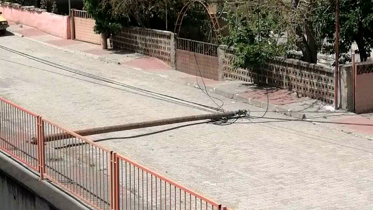 Kastamonu’da şiddetli rüzgar nedeniyle ahşap direk devrildi