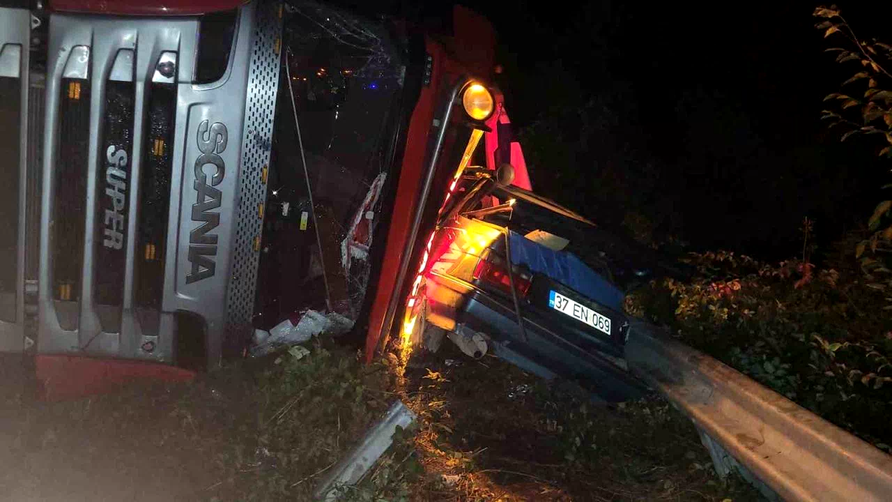 Kastamonu’da tır otomobilin üzerine devrildi: 2 yaralı