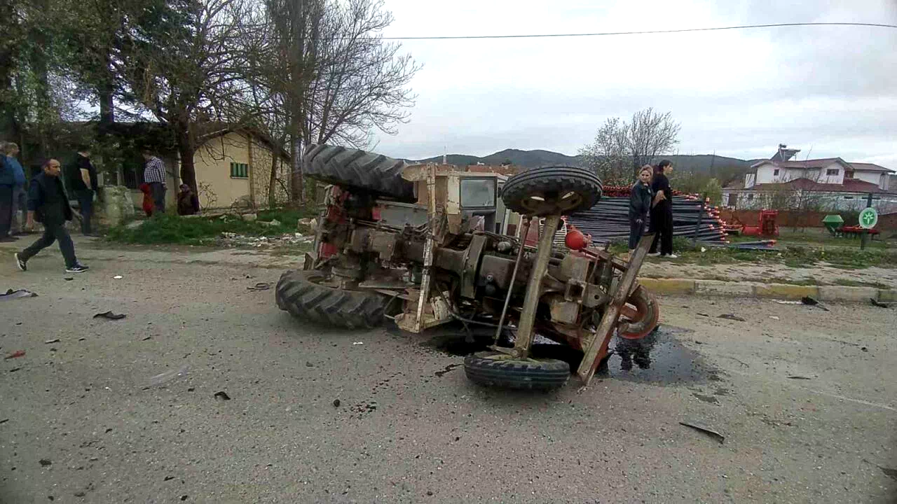 Kastamonu’da traktör ile beton taşıyan tır çarpıştı: 2 yaralı