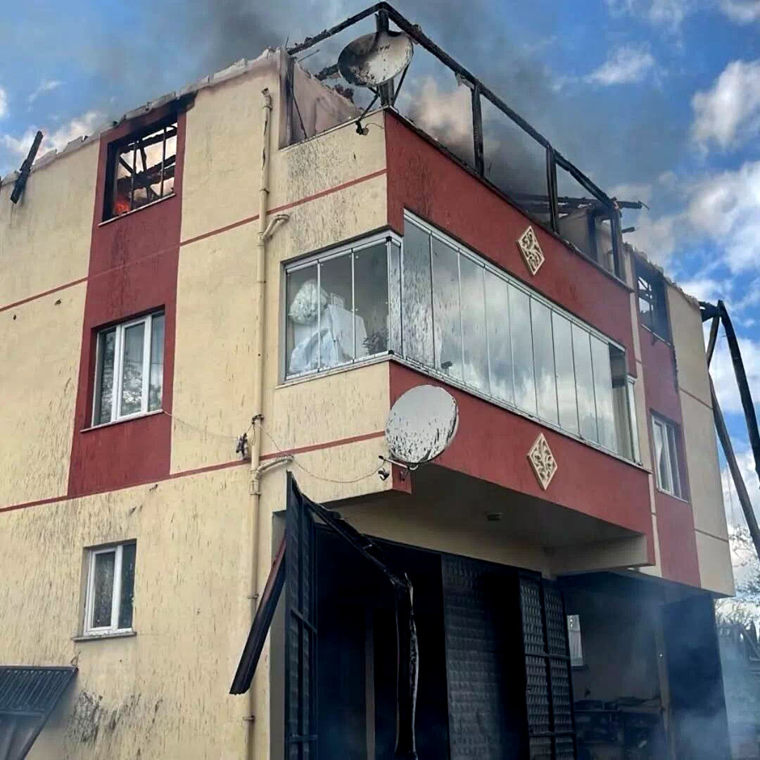 Kastamonu’da üç katlı binanın çatısında yangın