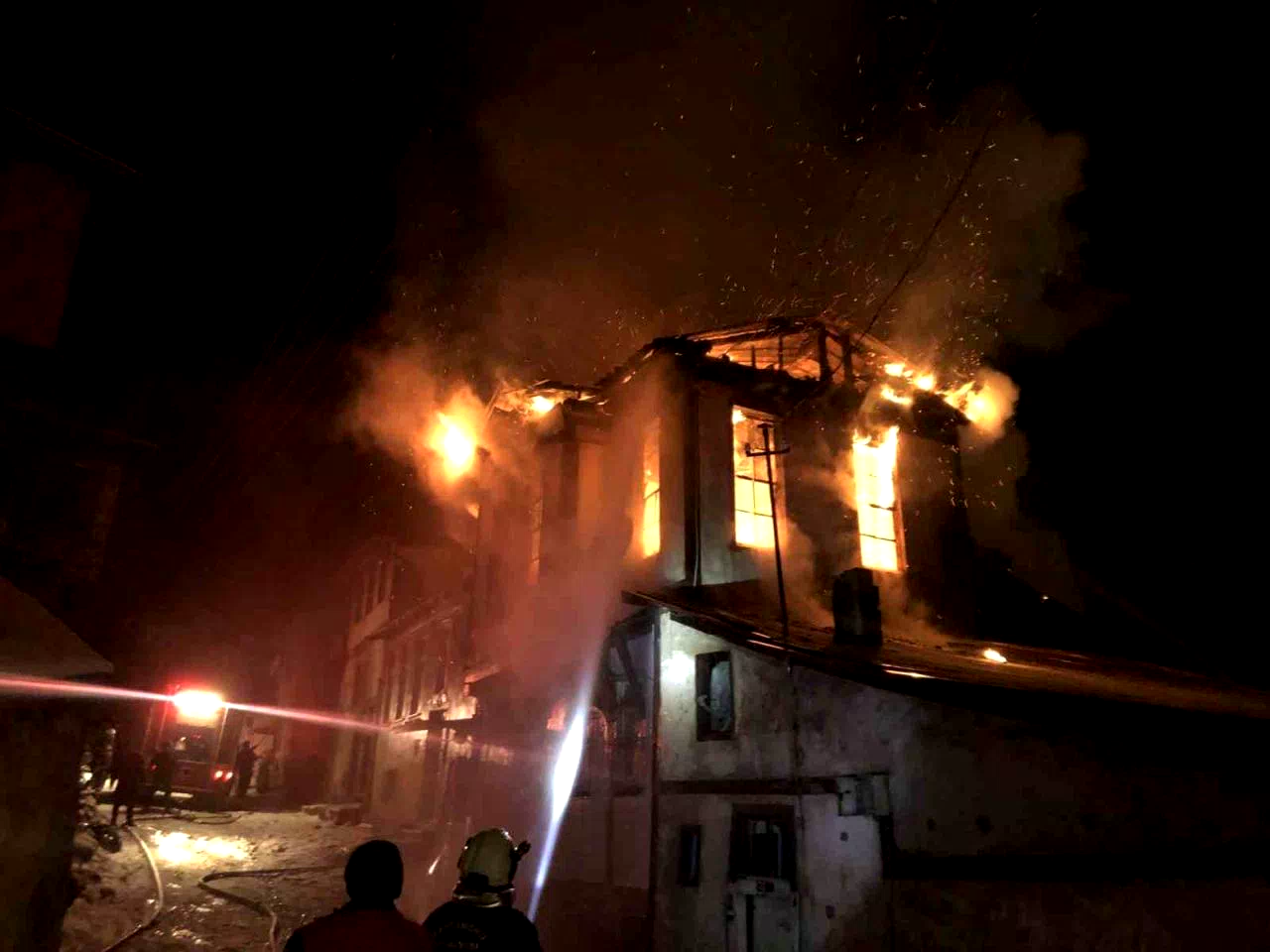 Kastamonu’da üç katlı tarihi konak yangında küle döndü