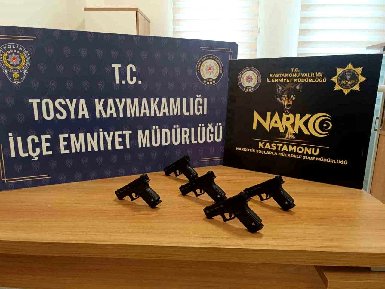 Kastamonu’da yapılan yol kontrolünde hapis cezasıyla aranan şahıs yakalandı. Tosya’da yapılan operasyonda 5 ruhsatsız tabanca ele geçirildi.