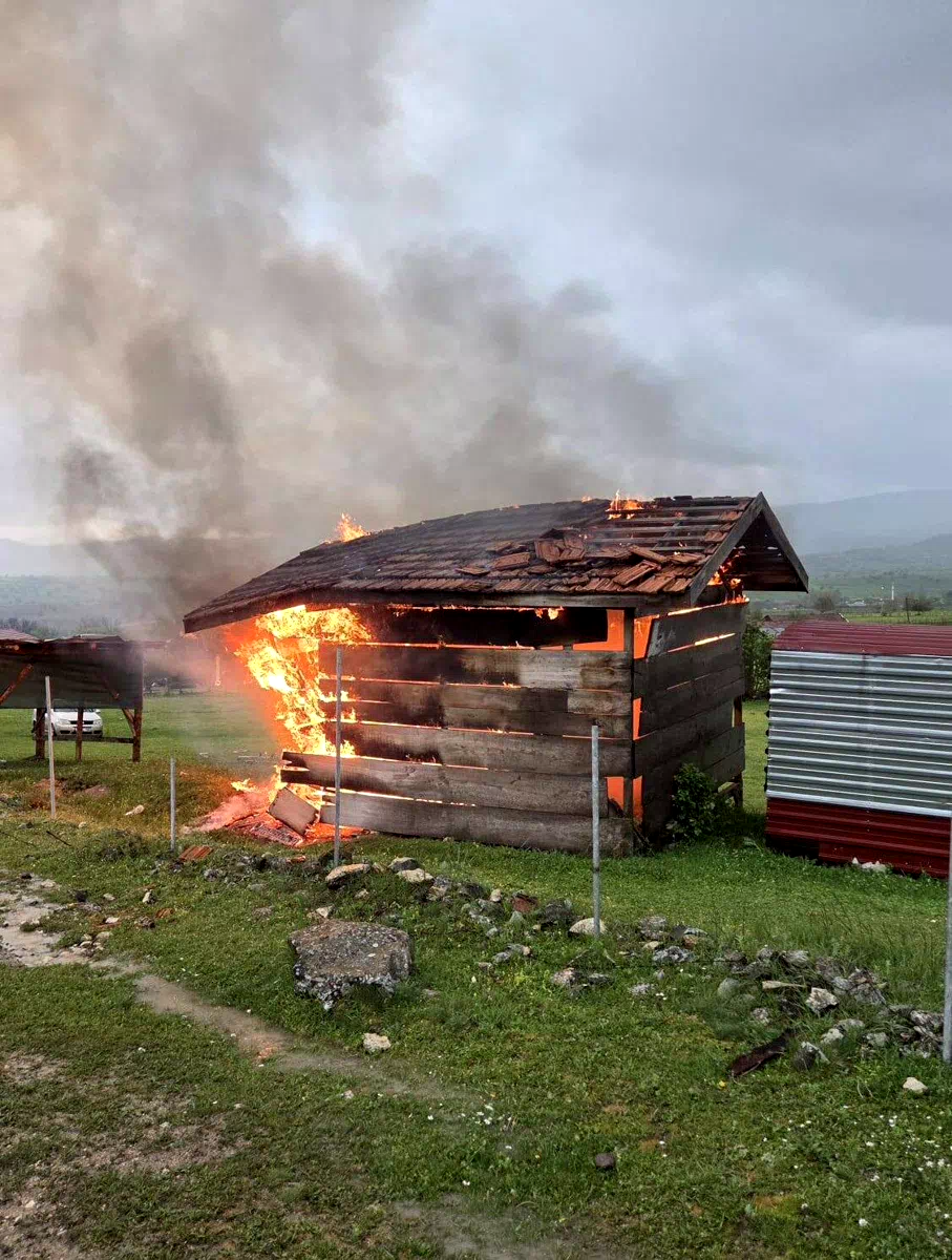 Kastamonu’da yıldırım düşen kulübe alevlere teslim oldu