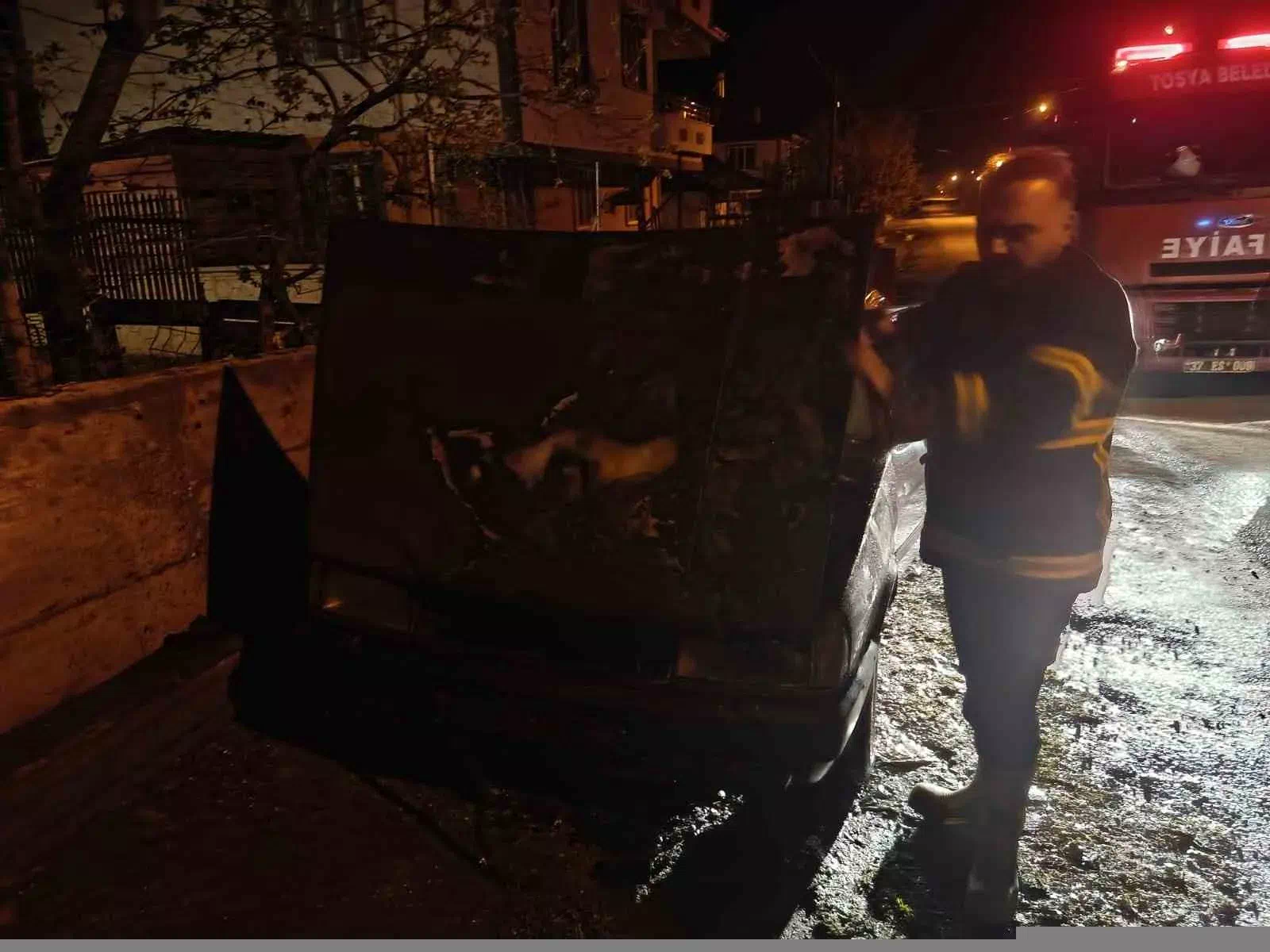 Kastamonu’nun Tosya ilçesinde park halindeki otomobil alev alev!