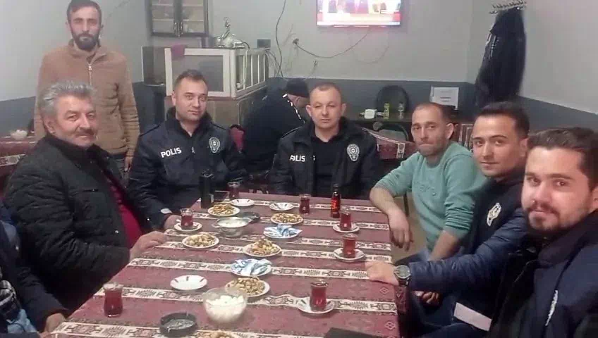 Kavga ihbarına gittiler, çay ikramıyla karşılandılar