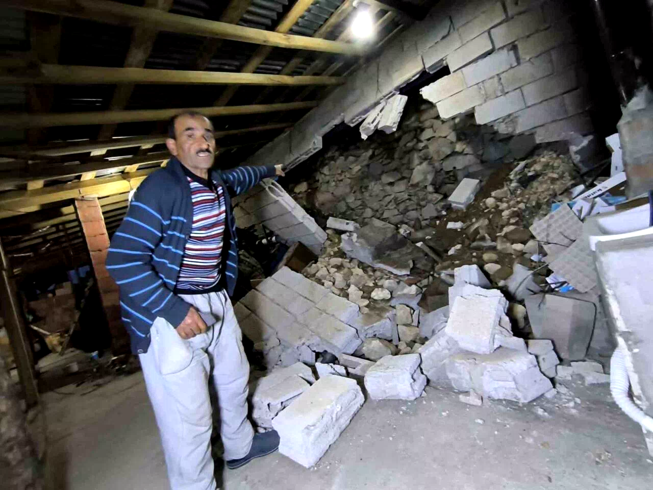 Kaya parçaları evin çatı katını yıktı