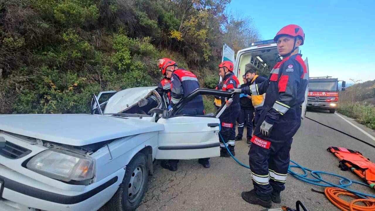 Kaya parçası otomobilin üzerine düştü: 5 yaralı