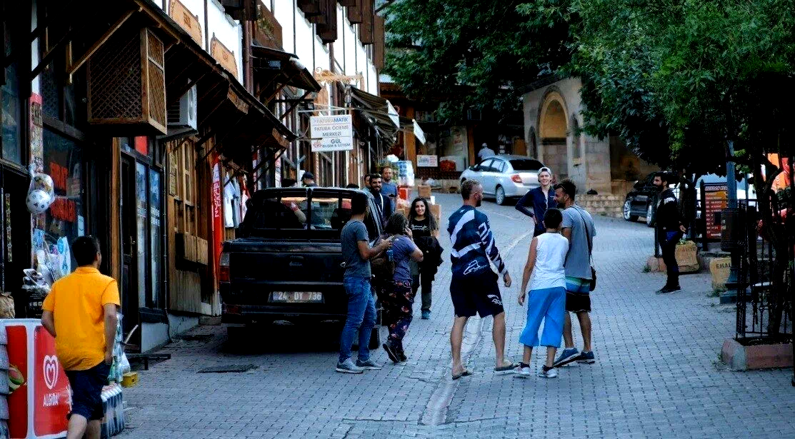 Kayalığa yapılan ev görenleri şaşırtıyor; 96 basamakla çıkılıyor