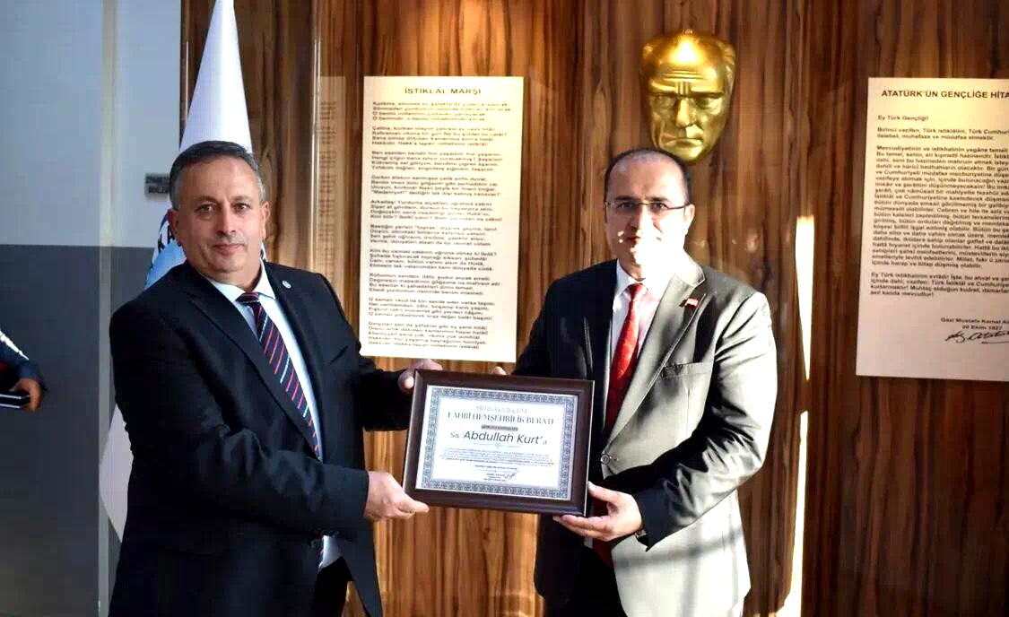 Kaymakam Kurt’a ‘Fahri hemşehrilik beratı’