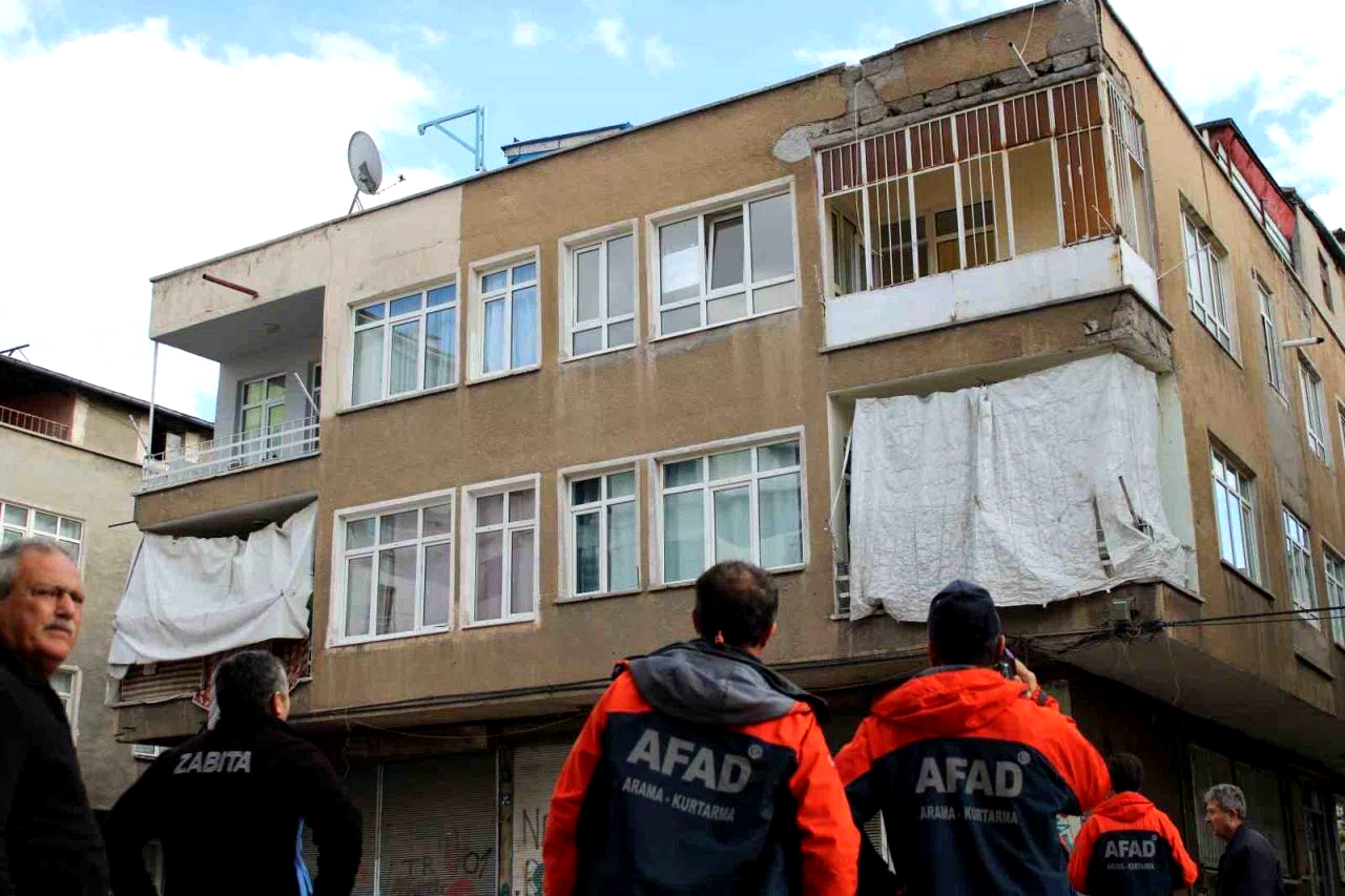 Kayseri’de 3 katlı bina yıkılma tehlikesi nedeniyle boşaltıldı