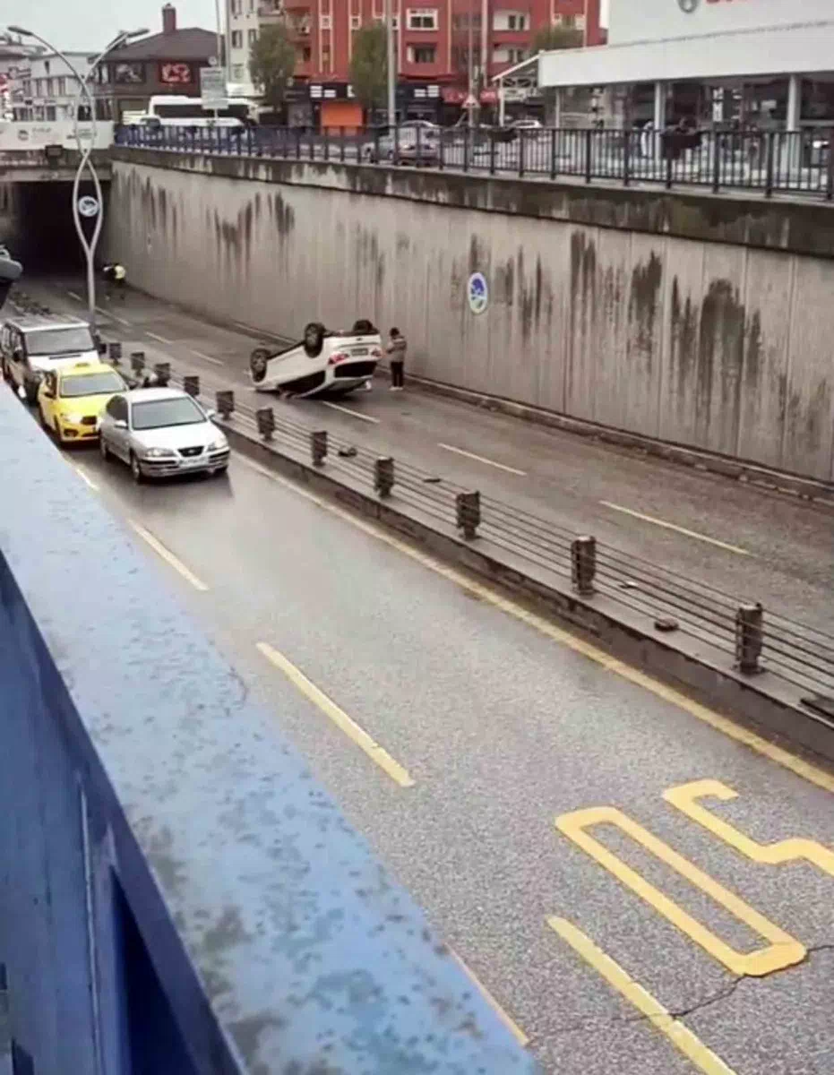 Kaza nedeniyle bölgede trafik yoğunluğu oluştu.