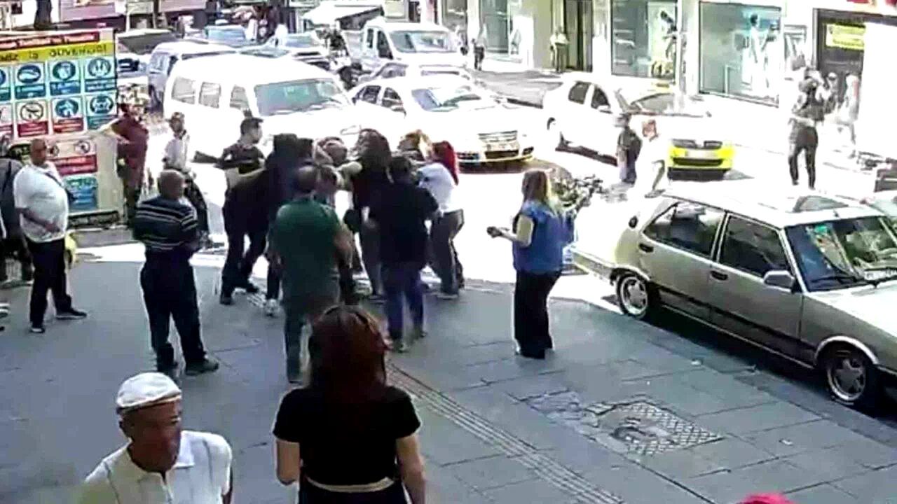 Kaza sonrası çıkan kavgada ortalık savaş alanına döndü: Kadın sürücüyü böyle darp etti