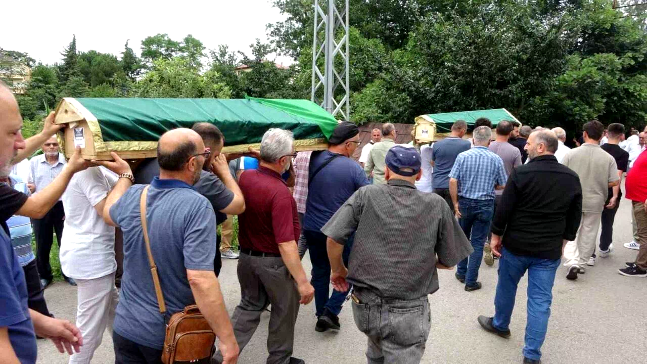 Kazada hayatını kaybeden baba ve kızı yan yana toprağa verildi