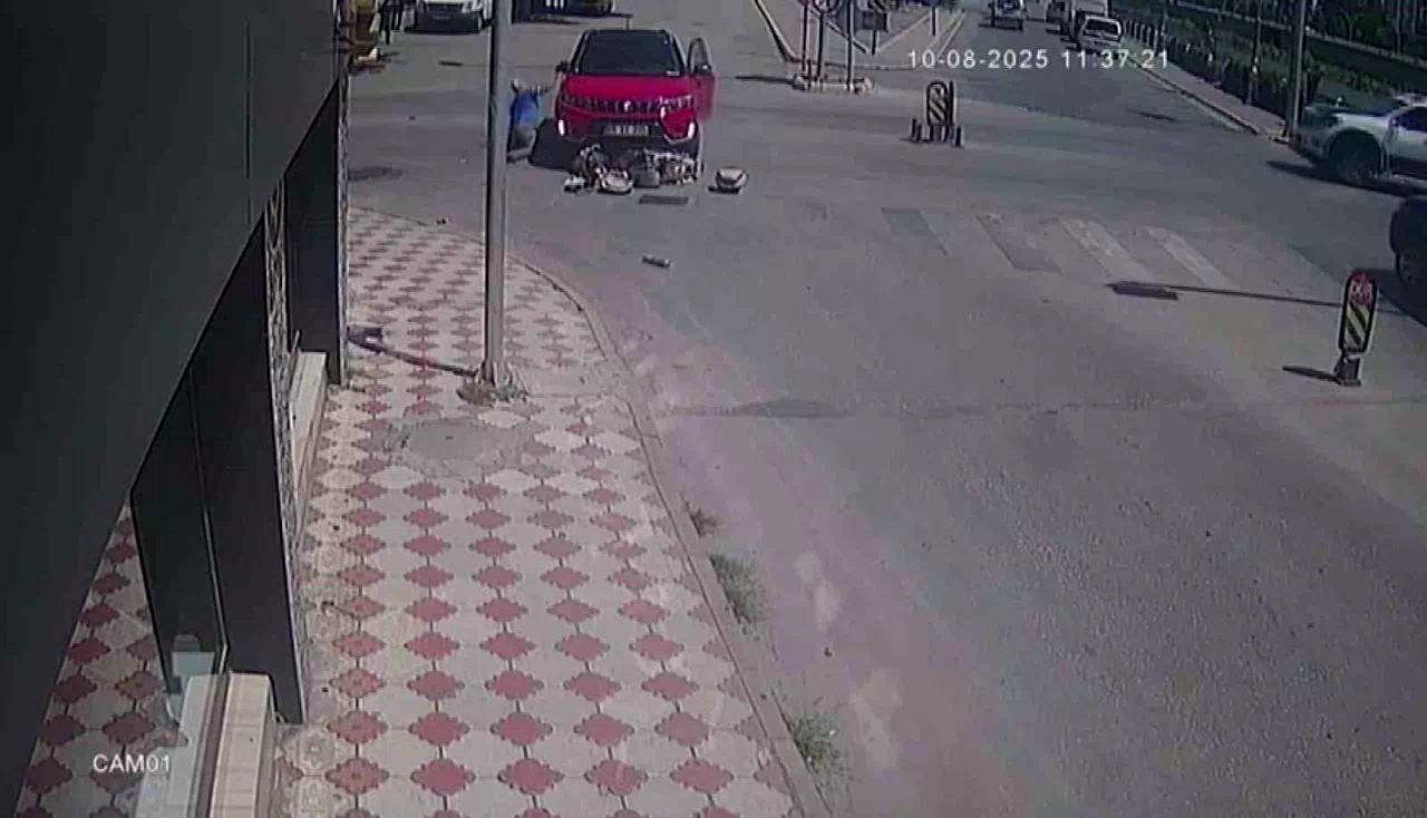 Kazada yere düştü, öfkelenip otomobilin camına ve dikiz aynasına yumruk attı