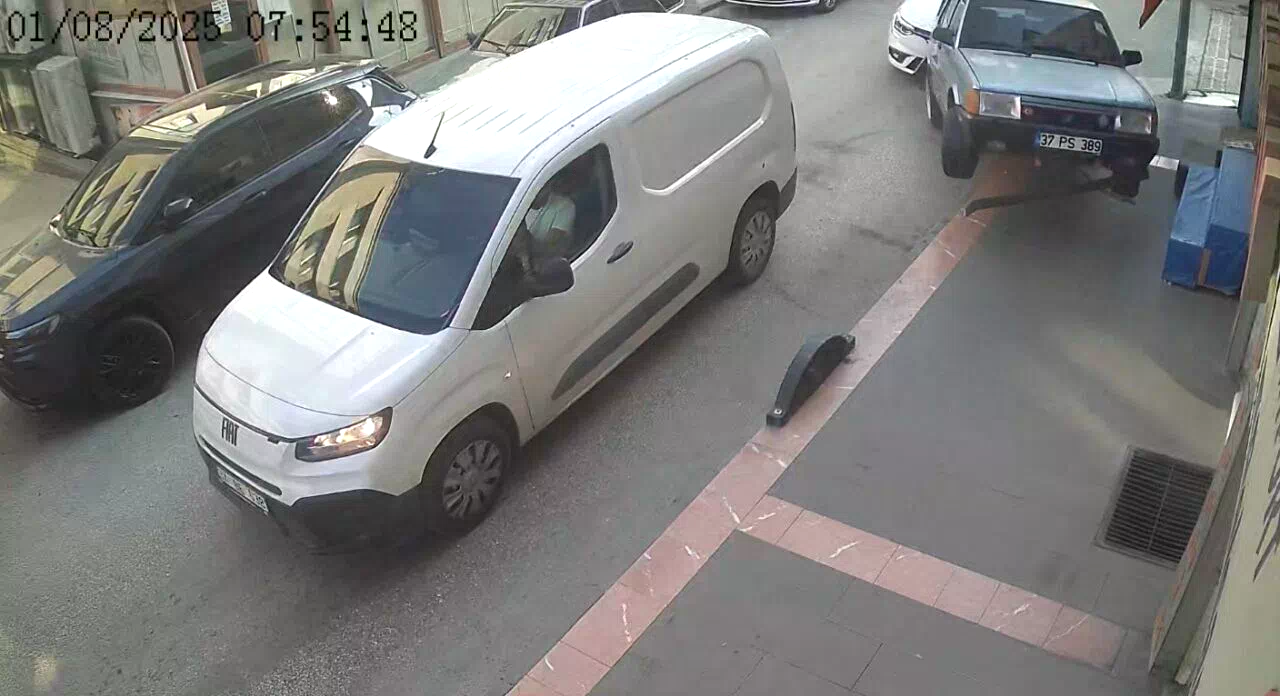 Kazaya karışan iki araç savrularak iş yerlerinin duvarına çarptı: 1 yaralı