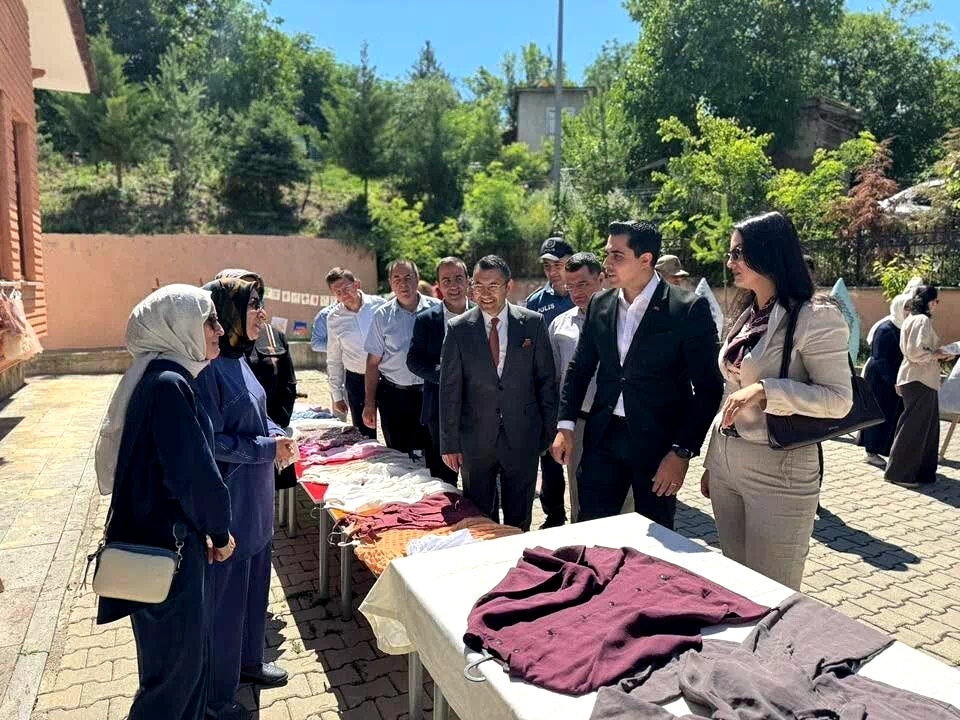 Kemah’da Hayat Boyu Öğrenme Şenliği Sergisi açıldı