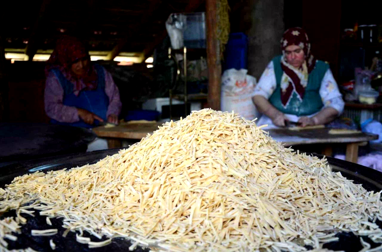 Kemah’ta kadınların imece usulü kış hazırlığı telaşı