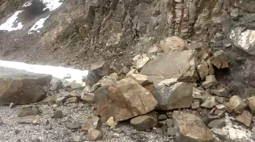 Kemah’taki deprem sonrası Hakbilir köyü yoluna kayalar düştü