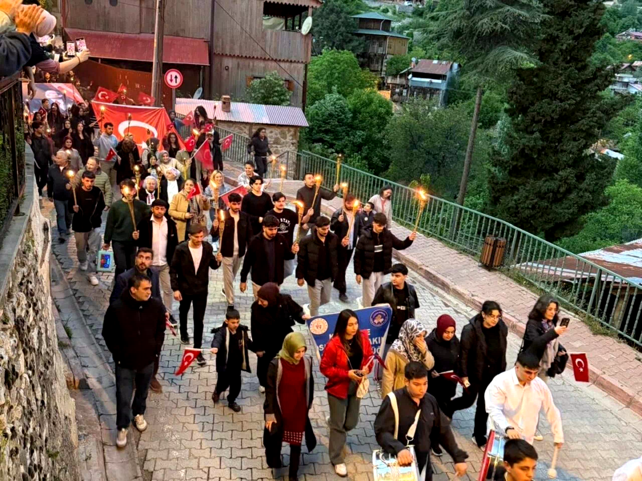 Kemaliye’de 19 Mayıs coşkusu fener alayıyla yaşandı