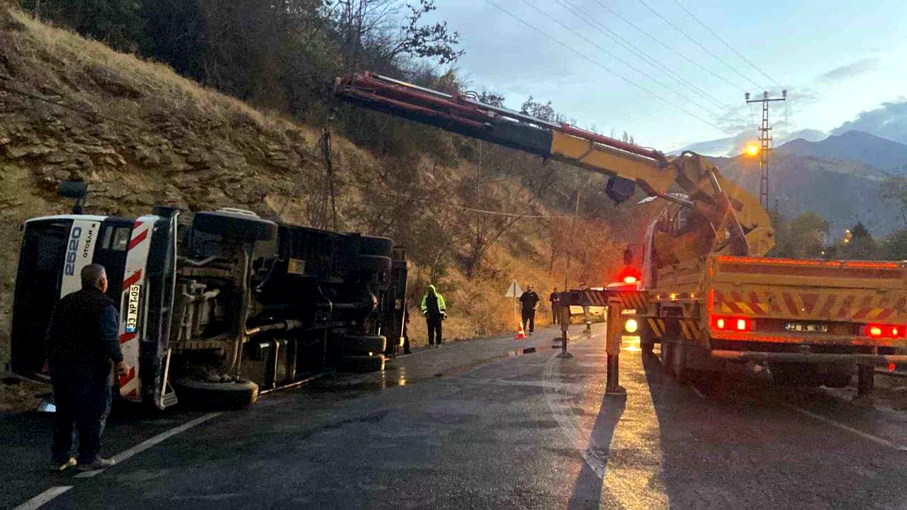 Kemaliye’de canlı hayvan taşıyan çekici devrildi: 2 hayvanın ayağı kırıldı