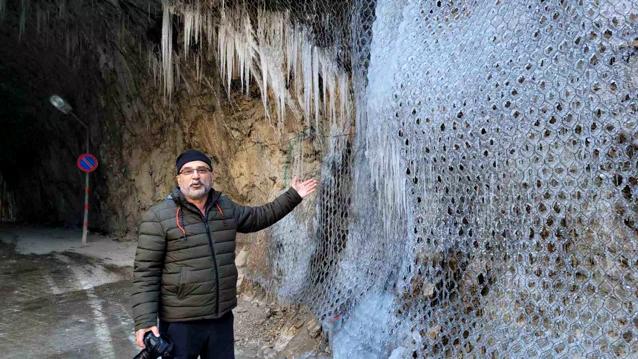 Kemaliye’de ’dünyanın en zorlu yolları’ arasında gösterilen “Taş Yolu” buz tuttu