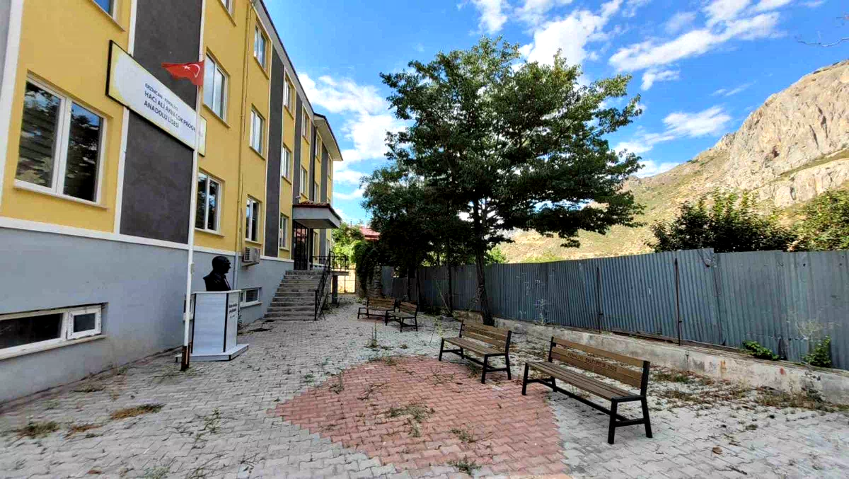 Kemaliye’de onarılmayan okul istinat duvarı tehlike oluşturuyor