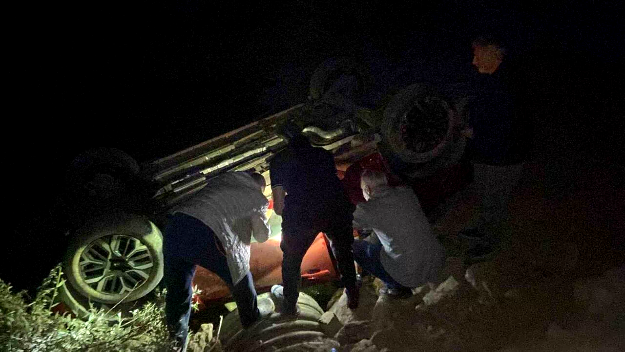 Kemaliye’de otomobil su kanalına uçtu: 4 yaralı
