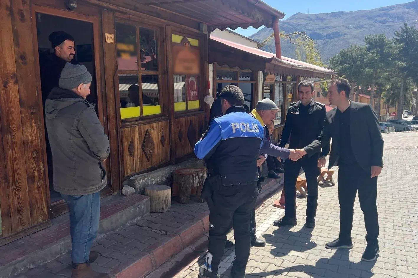Kemaliye’de polis ekipleri vatandaşlar için sahada