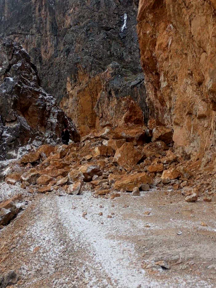 Kemaliye’de Taş Yolu geçici olarak trafiğe kapatıldı