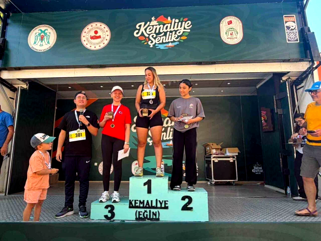 Kemaliye sokaklarında spor coşkusu yaşandı