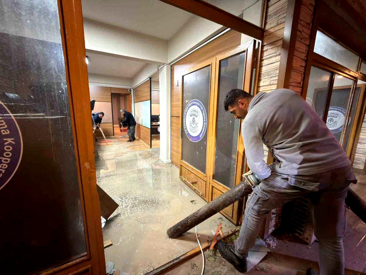 Kemaliye’de dolu ve sağanak nedeniyle heyelan ve su baskınları yaşandı