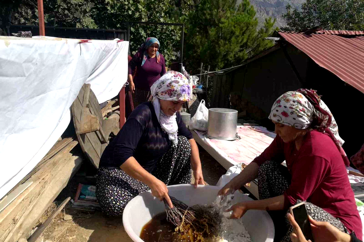 Kemaliye’de kadınlar pestili imece usulü hazırlıyor