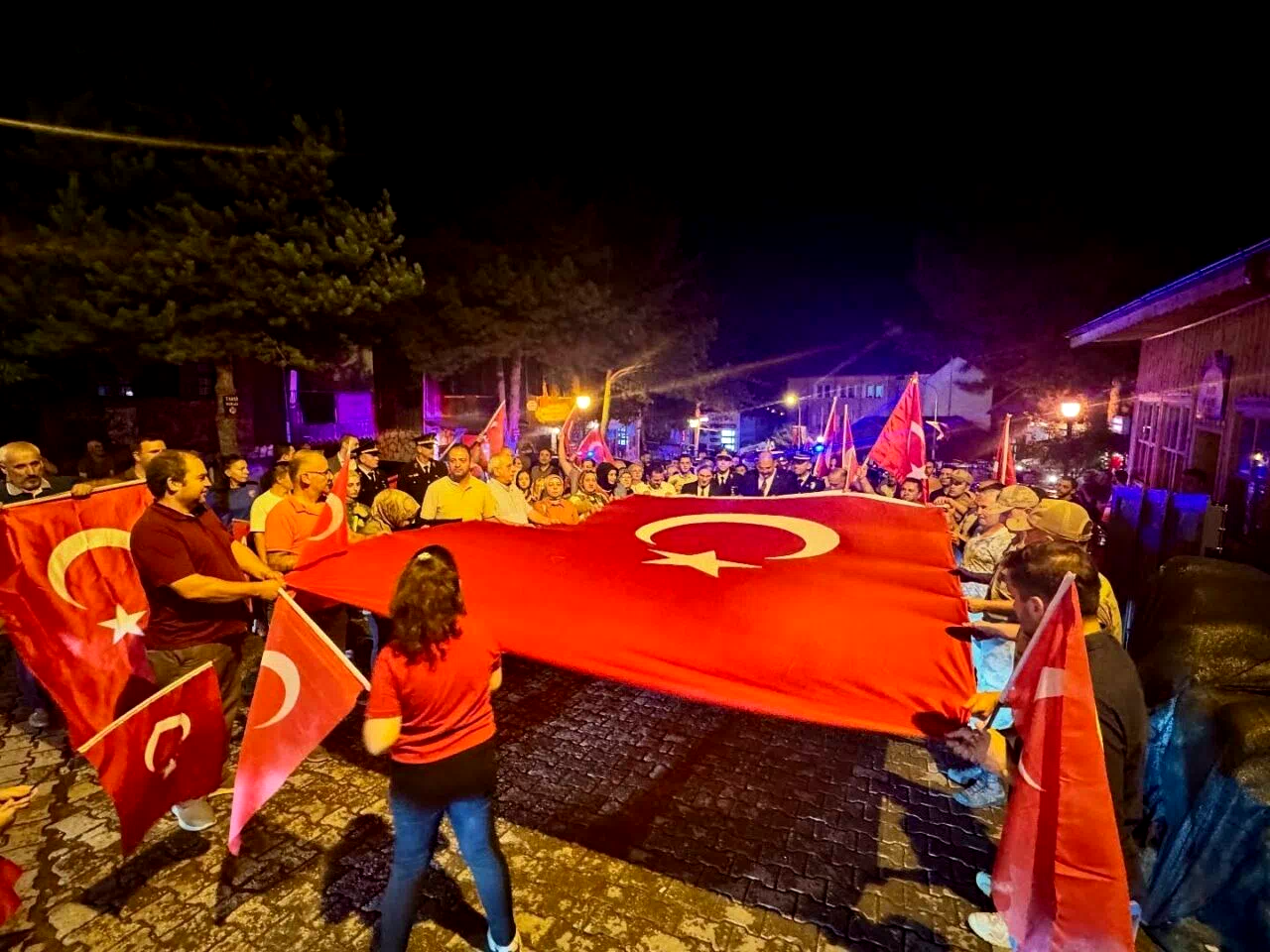 Kemaliyeliler Türk bayraklarıyla şehitleri andı