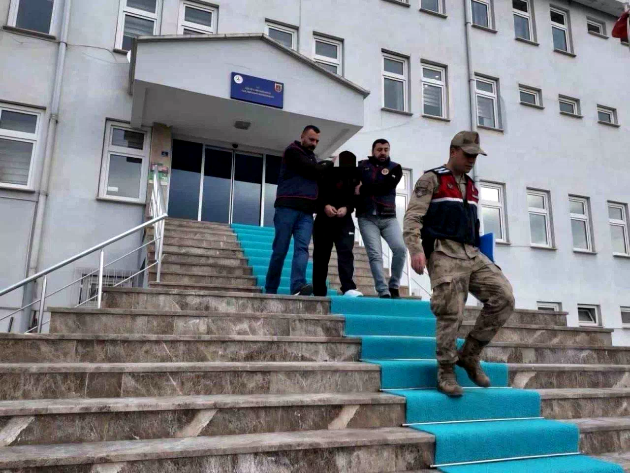 Kendilerini güvenlik güçleri ve savcı olarak tanıtıp, yaşlıları 1 milyon TL dolandırdılar