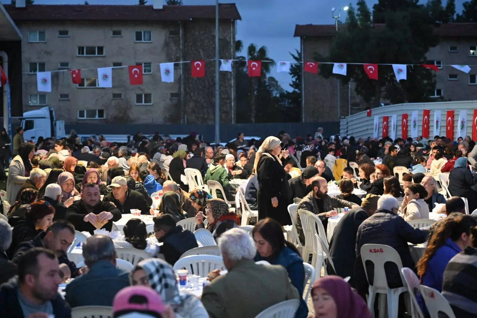 Kepez Belediyesi Ramazan Ayında Mahalle Sakinleri İçin İftar Sofraları Kuruştu