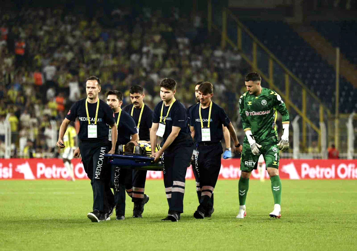 Kerem Aktürkoğlu, sahayı sedyeyle terk etti